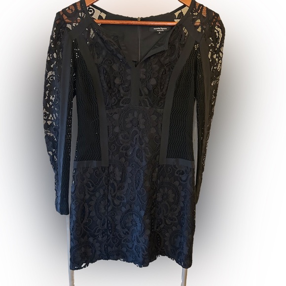 Nanette Lepore Elegant Long Sleeve V-Neck Black Lace Dress Size 2 - Picture 2 of 4